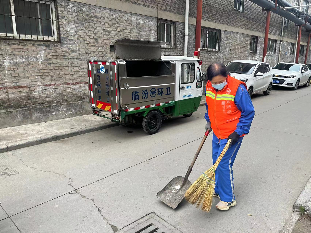 坚守岗位（环卫工人） 赵富圣 乐动在线登录营销中心.png